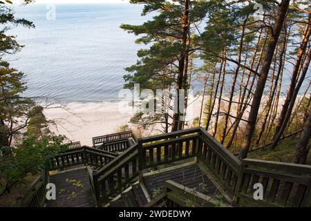 Riesige Treppe auf einem Kawcza Gora Berg in Miedzyzdroje Dorf über der Ostsee, Polen Stockfoto