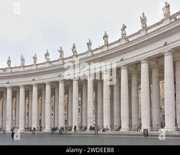 Statuen auf der Kolonnade von Bernini rund um den Petersplatz, Vatikanstadt, Rom, Italien, an einem nassen Tag. Stockfoto