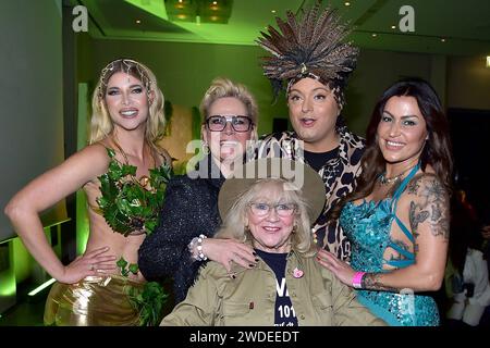 Micaela Schäfer, Claudia Effenberg, Julian F.M. Stöckel, Jasmin Herren, Eva Jacob Ankunft zum Public Viewing zum TV-Start von - ich bin ein Star Holt mich hier raus im Hotel Pullmann Schweizer Hof in Berlin, am 19.01.2024 Julian Stoeckel, Public Viewing IBES Start *** Micaela Schäfer, Claudia Effenberg, Julian F M Stöckel, Jasmin Herren, Eva Jacob Ankunft bei der Public Viewing für den TV-Start von ich bin ein Star holt mich hier raus im Hotel Pullmann Schweizer Hof in Berlin, am 19 01 2024 Julian Stoeckel, Public Viewing IBES Start Photopress Müller Stockfoto