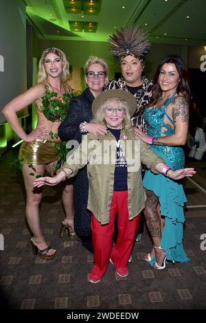 Micaela Schäfer, Claudia Effenberg, Julian F.M. Stöckel, Jasmin Herren, Eva Jacob Ankunft zum Public Viewing zum TV-Start von - ich bin ein Star C holt mich hier raus im Hotel Pullmann Schweizer Hof in Berlin, am 19.01.2024 Julian Stoeckel, Public Viewing IBES Start *** Micaela Schäfer, Claudia Effenberg, Julian F M Stöckel, Jasmin Herren, Eva Jacob Ankunft bei der Public Viewing für den TV-Start von ich bin ein Star C holt mich hier raus im Hotel Pullmann Schweizer Hof in Berlin, am 19 01 2024 Julian Stoeckel, Public Viewing IBES Start Photopress Müller Stockfoto