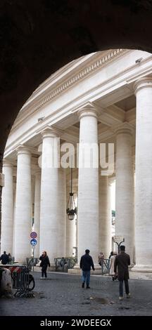 Kolonnade von Bernini um den Petersplatz, Vatikanstadt, Rom, Italien, an einem nassen Tag. Stockfoto