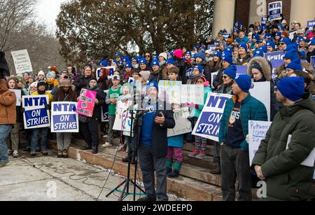 Januar 2024. Newton, MA. Die Lehrer von Newton trafen sich am ersten Tag ihres Streiks im Newton City Hall, als sie um eine erweiterte Unterstützung für psychische Gesundheit kämpften Stockfoto