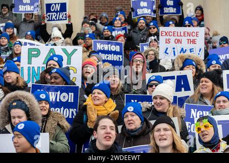 Januar 2024. Newton, MA., Newton Lehrer versammelten sich am ersten Tag ihres Streiks im Newton City Hall, als sie für eine erweiterte psychische Gesundheit kämpfen Stockfoto