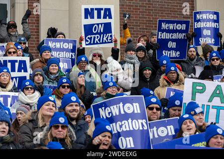 Januar 2024. Newton, MA., Newton Lehrer versammelten sich am ersten Tag ihres Streiks im Newton City Hall, als sie für eine erweiterte psychische Gesundheit kämpfen Stockfoto