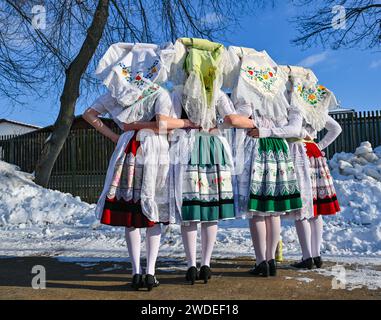 Burg, Deutschland. Januar 2024. Mädchen in sorbisch-wendischen Kostümen posieren für ein Foto vor dem Beginn der Jugendkarnevalsparade im Spreewald. Rund 40 Paare nahmen am 131. Jugendkarneval Teil. Der Wendische Karneval (Zapust) markiert das Ende der Winterarbeiten im Spreewald und der Unterlausitz. Es ist der bekannteste Brauch und wird in den meisten Dörfern gefeiert. Neben dem Zampern gehört auch der Karnevalszug dazu. Quelle: Patrick Pleul/dpa/Alamy Live News Stockfoto