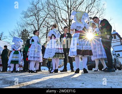 Burg, Deutschland. Januar 2024. Paare in sorbisch-wendischen Kostümen warten auf den Beginn der Jugendkarnevalsparade im Spreewald. Rund 40 Paare nahmen am 131. Jugendkarneval Teil. Der Wendische Karneval (Zapust) markiert das Ende der Winterarbeit im Spreewald und in der Unterlausitz. Es ist der bekannteste Brauch und wird in den meisten Dörfern gefeiert. Neben dem Zampern gehört auch der Karnevalszug dazu. Quelle: Patrick Pleul/dpa/Alamy Live News Stockfoto