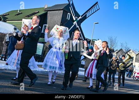 Burg, Deutschland. Januar 2024. Paare in sorbisch-wendischen Kostümen tanzen bei der Parade des Jugendkarnevals im Spreewald. Rund 40 Paare nahmen am 131. Jugendkarneval Teil. Der Wendische Karneval (Zapust) markiert das Ende der Winterarbeit im Spreewald und in der Unterlausitz. Es ist der bekannteste Brauch und wird in den meisten Dörfern gefeiert. Neben dem Zampern gehört auch der Karnevalszug dazu. Quelle: Patrick Pleul/dpa/Alamy Live News Stockfoto