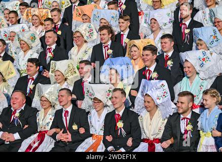 Burg, Deutschland. Januar 2024. Der Wendische Karneval im Spreewald beginnt mit einem Gruppenbild. Rund 40 Paare nahmen am 131. Jugendkarneval Teil. Der Wendische Karneval (Zapust) markiert das Ende der Winterarbeiten im Spreewald und in der Unterlausitz. Es ist der bekannteste Brauch und wird in den meisten Dörfern gefeiert. Neben dem Zampern gehört auch der Karnevalszug dazu. Quelle: Patrick Pleul/dpa/Alamy Live News Stockfoto