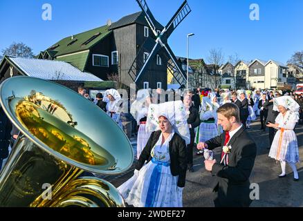 Burg, Deutschland. Januar 2024. Paare in sorbisch-wendischen Kostümen tanzen bei der Parade des Jugendkarnevals im Spreewald. Rund 40 Paare nahmen am 131. Jugendkarneval Teil. Der Wendische Karneval (Zapust) markiert das Ende der Winterarbeit im Spreewald und in der Unterlausitz. Es ist der bekannteste Brauch und wird in den meisten Dörfern gefeiert. Neben dem Zampern gehört auch der Karnevalszug dazu. Quelle: Patrick Pleul/dpa/Alamy Live News Stockfoto