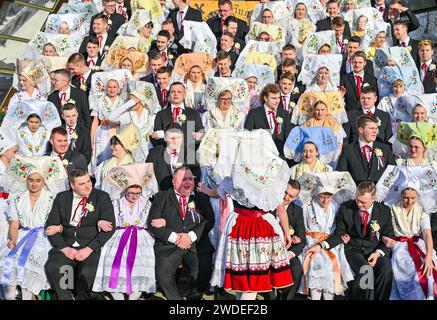 Burg, Deutschland. Januar 2024. Der Wendische Karneval im Spreewald beginnt mit einem Gruppenbild. Rund 40 Paare nahmen am 131. Jugendkarneval Teil. Der Wendische Karneval (Zapust) markiert das Ende der Winterarbeiten im Spreewald und in der Unterlausitz. Es ist der bekannteste Brauch und wird in den meisten Dörfern gefeiert. Neben dem Zampern gehört auch der Karnevalszug dazu. Quelle: Patrick Pleul/dpa/Alamy Live News Stockfoto