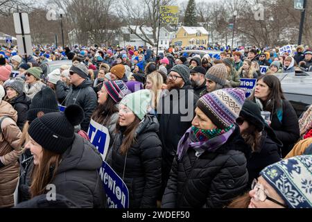 Januar 2024. Newton, MA., Newton Lehrer versammelten sich am ersten Tag ihres Streiks im Newton City Hall, als sie für eine erweiterte psychische Gesundheit kämpfen Stockfoto