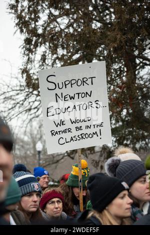 Januar 2024. Newton, MA., Newton Lehrer versammelten sich am ersten Tag ihres Streiks im Newton City Hall, als sie für eine erweiterte psychische Gesundheit kämpfen Stockfoto