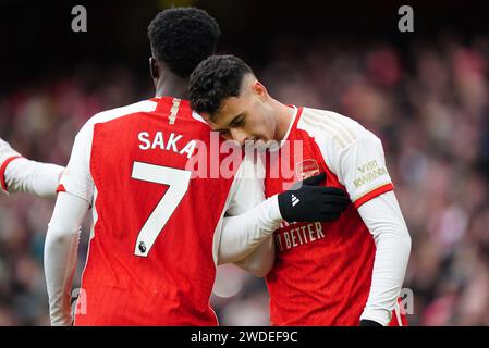 Arsenals Gabriel Martinelli (rechts) feiert das vierte Tor ihrer Mannschaft während des Premier League-Spiels im Emirates Stadium in London. Bilddatum: Samstag, 20. Januar 2024. Stockfoto