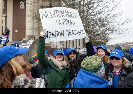 Januar 2024. Newton, MA., Newton Lehrer versammelten sich am ersten Tag ihres Streiks im Newton City Hall, als sie für eine erweiterte psychische Gesundheit kämpfen Stockfoto