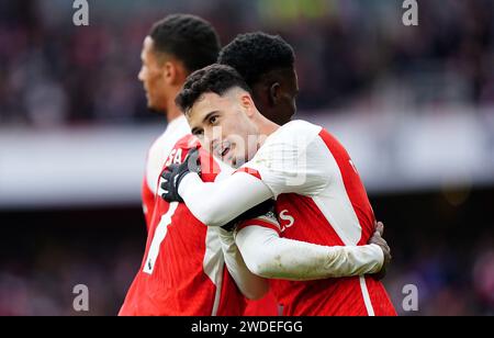 Arsenals Gabriel Martinelli (rechts) feiert das fünfte Tor des Spiels während des Premier League-Spiels im Emirates Stadium in London. Bilddatum: Samstag, 20. Januar 2024. Stockfoto