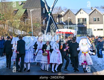 Burg, Deutschland. Januar 2024. Paare in sorbisch-wendischen Kostümen tanzen bei der Parade des Jugendkarnevals im Spreewald. Rund 40 Paare nahmen am 131. Jugendkarneval Teil. Der Wendische Karneval (Zapust) markiert das Ende der Winterarbeit im Spreewald und in der Unterlausitz. Es ist der bekannteste Brauch und wird in den meisten Dörfern gefeiert. Neben dem Zampern gehört auch der Karnevalszug dazu. Quelle: Patrick Pleul/dpa/Alamy Live News Stockfoto