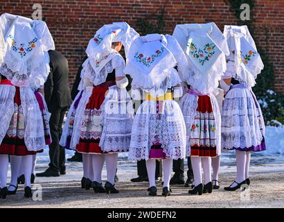 Burg, Deutschland. Januar 2024. Mädchen in sorbisch-wendischen Kostümen warten auf den Beginn der Parade des Jugendkarnevals im Spreewald. Rund 40 Paare nahmen am 131. Jugendkarneval Teil. Der Wendische Karneval (Zapust) markiert das Ende der Winterarbeit im Spreewald und in der Unterlausitz. Es ist der bekannteste Brauch und wird in den meisten Dörfern gefeiert. Neben dem Zampern gehört auch der Karnevalszug dazu. Quelle: Patrick Pleul/dpa/Alamy Live News Stockfoto