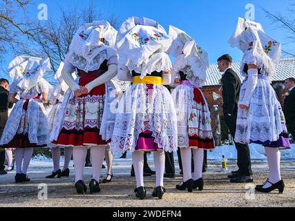 Burg, Deutschland. Januar 2024. Mädchen in sorbisch-wendischen Kostümen warten auf den Beginn der Parade des Jugendkarnevals im Spreewald. Rund 40 Paare nahmen am 131. Jugendkarneval Teil. Der Wendische Karneval (Zapust) markiert das Ende der Winterarbeit im Spreewald und in der Unterlausitz. Es ist der bekannteste Brauch und wird in den meisten Dörfern gefeiert. Neben dem Zampern gehört auch der Karnevalszug dazu. Quelle: Patrick Pleul/dpa/Alamy Live News Stockfoto