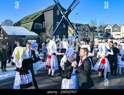 Burg, Deutschland. Januar 2024. Paare in sorbisch-wendischen Kostümen tanzen bei der Parade des Jugendkarnevals im Spreewald. Rund 40 Paare nahmen am 131. Jugendkarneval Teil. Der Wendische Karneval (Zapust) markiert das Ende der Winterarbeit im Spreewald und in der Unterlausitz. Es ist der bekannteste Brauch und wird in den meisten Dörfern gefeiert. Neben dem Zampern gehört auch der Karnevalszug dazu. Quelle: Patrick Pleul/dpa/Alamy Live News Stockfoto