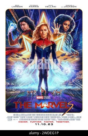 The Marvels (2023) von Nia Dacosta mit Brie Larson, Teyonah Parris und Iman Vellani. Carol Danvers verstrickt ihre Kräfte mit denen von Kamala Khan und Monica Rambeau und zwingt sie, zusammen zu arbeiten, um das Universum zu retten. US-Poster mit einem Blatt ***NUR FÜR REDAKTIONELLE ZWECKE***. Quelle: BFA / Walt Disney Studios Stockfoto