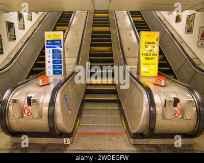 Eine aufwärts fahrende Rolltreppe am U-Bahnhof Liverpool Lime Street im Merseyrail-Eisenbahnnetz auf Merseyside, Stockfoto