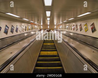 Eine aufwärts fahrende Rolltreppe an der Liverpool Lime Street U-Bahnstation am Merseyrail-Netz in Merseyside, Großbritannien Stockfoto