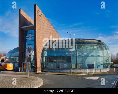 St Helens, Großbritannien - 4. Januar 2024: Das Äußere des St Helens Central Station in Merseyside, England, Großbritannien. Der Bahnhof befindet sich an der Liverpool-Wigan-Linie. Stockfoto