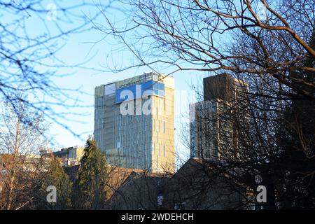 Victoria Square Development, Woking, Surrey, Großbritannien, mit Hilton Hotel links und Wohntürmen rechts Stockfoto