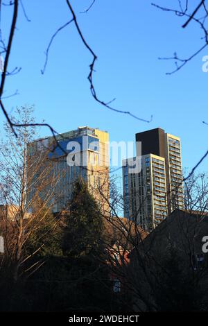 Victoria Square Development, Woking, Surrey, Großbritannien, mit Hilton Hotel links und Wohntürmen rechts Stockfoto