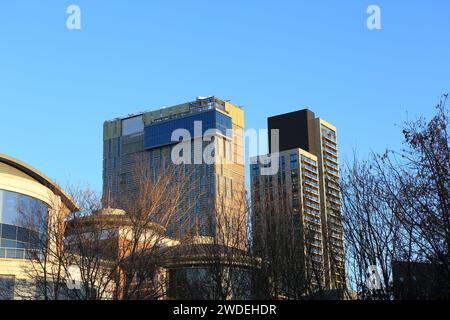 Victoria Square Development, Woking, Surrey, Großbritannien, mit Hilton Hotel links und Wohntürmen rechts Stockfoto