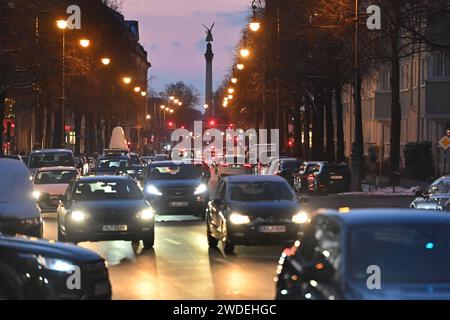 Abendlicher Verkehr auf der Prinzregentenstrasse in München Dichter Verkehr,PKW s Autos.,Taxi,Taxis,Ruecklichter,Bremslichter,Bremslicht,Ruecklicht a SVEN SIMON Fotoagentur GmbH & Co. Pressefoto KG Prinzess-Luise-Str.. 41 45479 M u e l h e i m / R u h r Tel. 0208/9413250 Fax. 0208/9413260 GLS Bank BLZ 430 609 67 Kto. 4030 025 100 IBAN DE75 4306 0967 4030 0251 00 BIC GENODEM1GLS www.svensimon.net *** Abendverkehr auf der Prinzregentenstraße in München Schwerverkehr, Pkw, Fahrerhäuser, Fahrerhäuser, Rücklichter, Bremsleuchten, Bremsleuchten, Rückleuchte A SVEN SIMON Fotoagentur GmbH Co Pressefoto KG Prinzess Luise Stockfoto