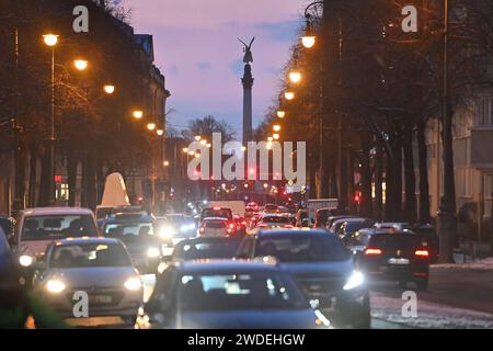 Abendlicher Verkehr auf der Prinzregentenstrasse in München Dichter Verkehr,PKW s Autos.,Taxi,Taxis,Ruecklichter,Bremslichter,Bremslicht,Ruecklicht a SVEN SIMON Fotoagentur GmbH & Co. Pressefoto KG Prinzess-Luise-Str.. 41 45479 M u e l h e i m / R u h r Tel. 0208/9413250 Fax. 0208/9413260 GLS Bank BLZ 430 609 67 Kto. 4030 025 100 IBAN DE75 4306 0967 4030 0251 00 BIC GENODEM1GLS www.svensimon.net *** Abendverkehr auf der Prinzregentenstraße in München Schwerverkehr, Pkw, Fahrerhäuser, Fahrerhäuser, Rücklichter, Bremsleuchten, Bremsleuchten, Rückleuchte A SVEN SIMON Fotoagentur GmbH Co Pressefoto KG Prinzess Luise Stockfoto