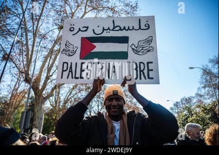 Madrid, Spanien. Januar 2024. Ein Mann, der während einer Demonstration zur Unterstützung des palästinensischen Volkes mit einem Plakat protestiert. Tausende von Menschen sind durch das Stadtzentrum marschiert, um einen Waffenstillstand in Gaza zu fordern, während die israelischen Angriffe weiter anhalten. Seit dem 7. Oktober 2023 sind im Gazastreifen mehr als 23.000 Palästinenser infolge israelischer Luftangriffe und Angriffe während des Konflikts zwischen Israel und Palästina getötet worden. Quelle: Marcos del Mazo/Alamy Live News Stockfoto