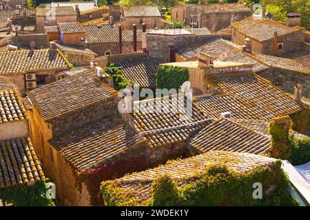 Spanien. Küste der Costa Brava. Katalonien. Straßen einer kleinen Stadt. Altes Dorf in Spanien. Bezaubernde alte Straßen. Stockfoto