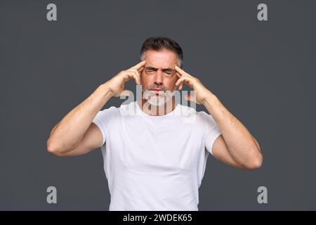 Genervt trauriges Manualverhalten mittleren Alters mit Kopfschmerzen isoliert auf dem Hintergrund. Stockfoto
