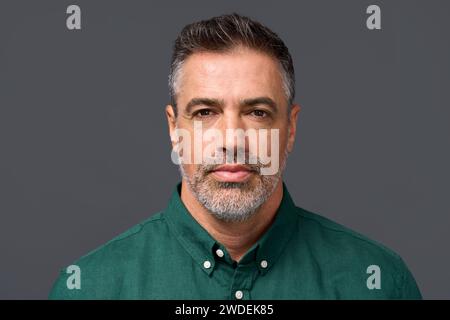 Selbstbewusster Geschäftsmann mittleren Alters, isoliert auf Grau. Kopfaufnahme im Porträt. Stockfoto