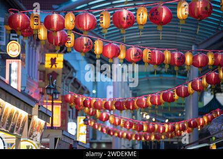 Singapur - 20. April 2023: Chinatown in Singapur, dekoriert mit chinesischen Laternen, um das chinesische Neujahr zu feiern. Stockfoto