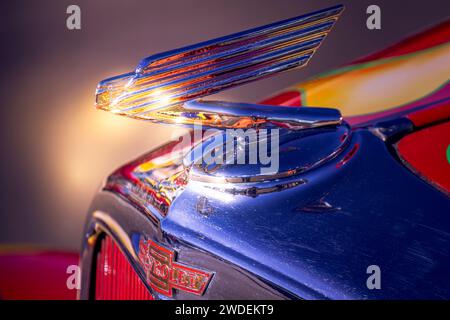 Classic Wings - das Kapuzenverzierung auf einem klassischen alten Chevy Hot Rod. Stockfoto