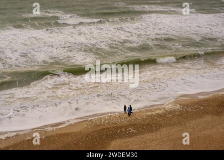 Hengistbury Head, Christchurch, Dorset, England, Vereinigtes Königreich Januar 2024, Wetter. Kühl und luftig an der Südküste. Wetterwarnungen wurden für das ganze Vereinigte Königreich ausgegeben, als sich der Sturm Isha nähert. Leute am Strand am rauen Meer. Stockfoto