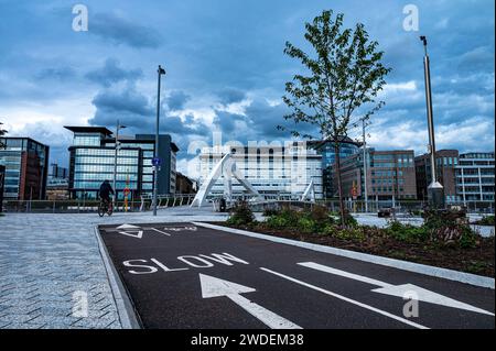 Straßenmarkierung auf der Fahrradstraße, die zur Squiggly Bridge über den Fluss Clyde in Glasgow führt. Stockfoto