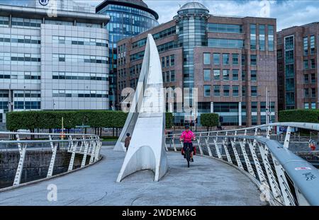 Die Tradeston Bridge, auch bekannt als Squiggly Bridge im Zentrum von Glasgow, Schottland. Stockfoto