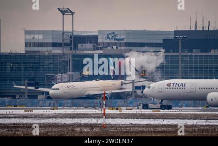 Winter am Flughafen Frankfurt/Main, FRA, Delta-Flugzeuge werden am Terminal enteist, Hessen, Deutschland, Stockfoto