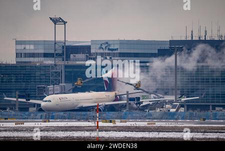 Winter am Flughafen Frankfurt/Main, FRA, Delta-Flugzeuge werden am Terminal enteist, Hessen, Deutschland, Stockfoto