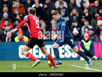 Adam Jackson von Lincoln City (links) und James Collins von Derby County kämpfen um den Ball während des Spiels der Sky Bet League One im LNER Stadium in Lincoln. Bilddatum: Samstag, 20. Januar 2024. Stockfoto