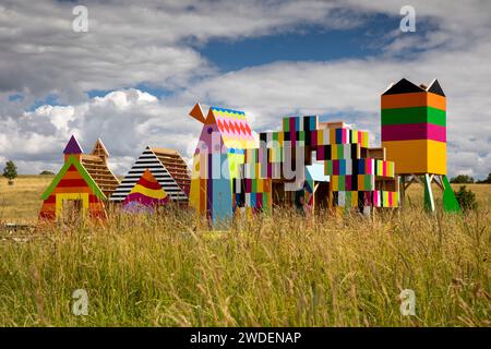 Großbritannien, England, Warwickshire, Compton Verney, Old Town Meadow, Summer of Sculpture Morag Myerscough’s, farbenfrohe Dorfinstallation Stockfoto