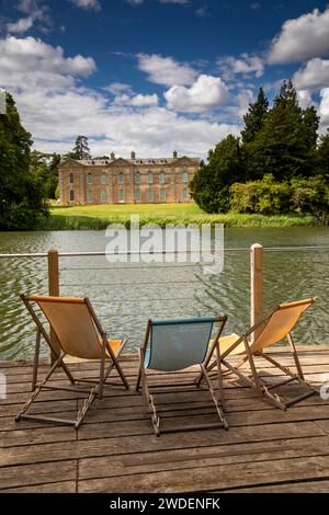 Großbritannien, England, Warwickshire, Compton Verney, Compton Pools, Liegestühle gegenüber dem Compton Verney House Stockfoto