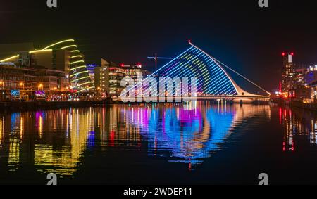 Winterlichter 2023 leuchten auf der Samuel Beckett Bridge und reflektieren in einer ruhigen Nacht im Liffey Stockfoto