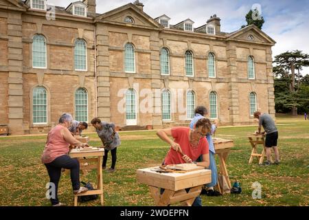 Großbritannien, England, Warwickshire, Compton Verney, Holzschnitzerei auf dem Rasen neben dem Haus Stockfoto