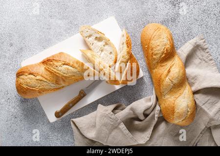 Brot, Baguette auf einem Brett geschnitten, Blick von oben Stockfoto