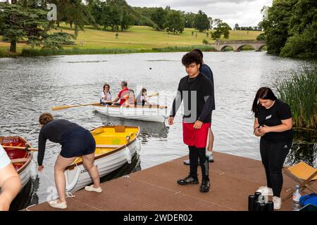 Großbritannien, England, Warwickshire, Compton Verney „Crossings“ Boot mit Audio-Kunstwerken von Luke Jerram am Compton Pool Jetty Stockfoto